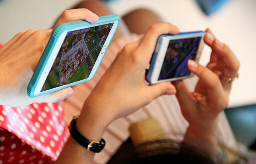 12 game apps to play remotely with your grandchildren. Long live the apps!